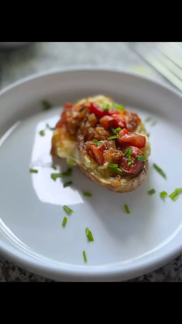 It’s just that good on its own, as a whole meal! 🏆🥔🍅🧅simple yet elegant. Twice baked potato HEAVEN with Gorgonzola, tomatoes, and caramelized onions. #caminecooks #blingcuisine #ifeellikecooking #twicebaked #iwantitall